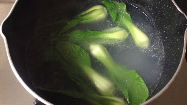 豆腐饺子,勾入薄芡之后下入青菜心,开锅后稍煮片刻