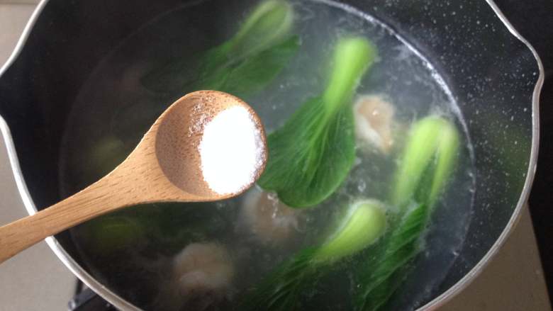 豆腐饺子,放入腌制好的虾仁,再调入半勺盐(根据个人口味来放),待虾仁煮熟后关火,放少许鸡精调味