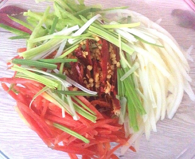 家常菜-凉拌三丝,放姜丝,再放辣椒丝,蒜苗丝放辣椒丝四周