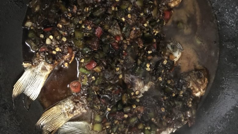 红烧鱼,浇上剁椒，放入少许水，大火烧滚，改成小火，盖上盖闷一会