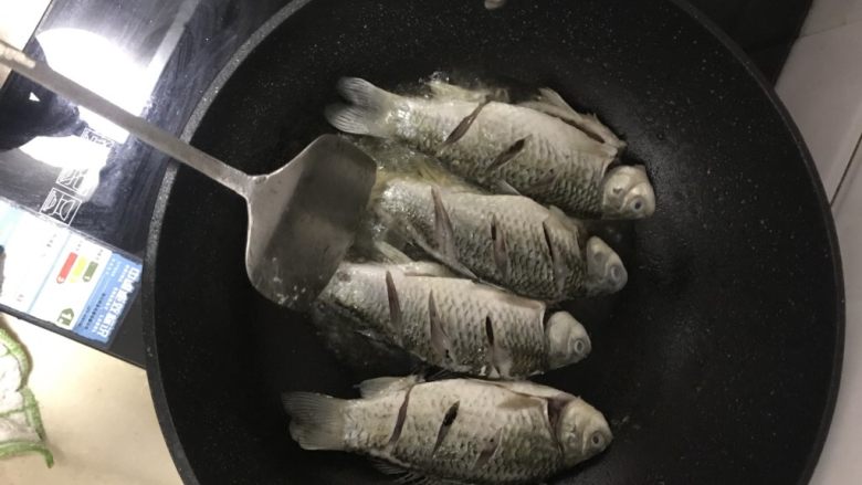 红烧鱼,鱼洗净，划刀，将锅内油烧热，下鱼煎炸