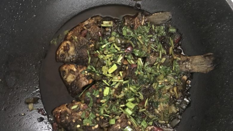 红烧鱼,撒上少许香菜，大蒜，出锅咯！