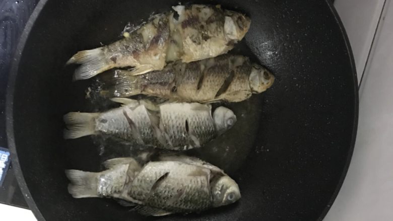 红烧鱼,煎至金黄翻身煎另一面