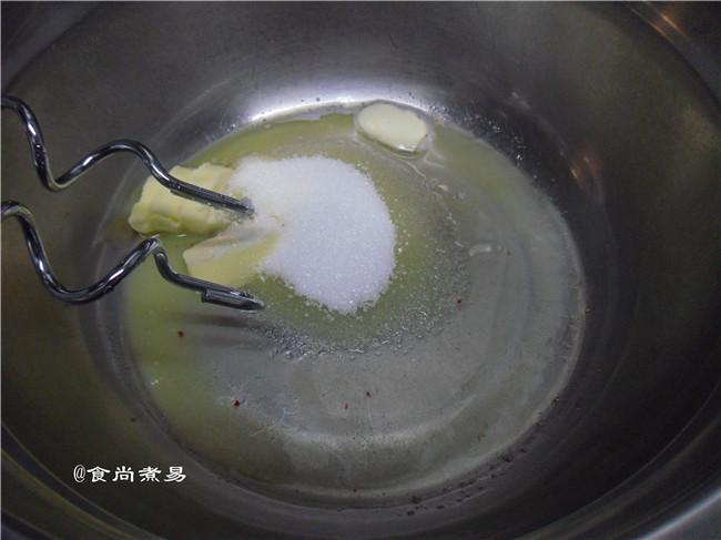 蔓越莓手指饼干,无盐黄油切小块放入容器中,在室温下软化,糖粉放入黄油中