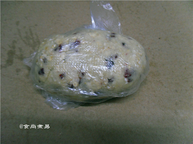 蔓越莓手指饼干,用手捏成面团,将面团装入保鲜袋,放进冰箱冷藏松弛1小时