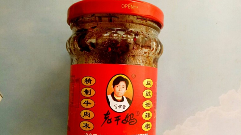 独家配方哦!清脆爽口,超美味下饭的腌黄瓜,取两小勺<a style='color:red;display:inline-block;' href='/shicai/ 190761'>老干妈辣酱</a>,倒入煮好的酱油中
