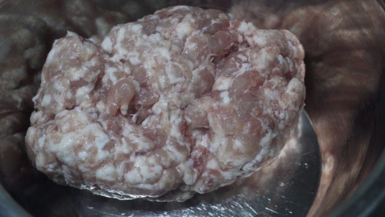 老北京小吃之“干炸小丸子”,肉馅500g,最好选用后臀尖三分肥七分瘦。
