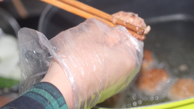 老北京小吃之“干炸小丸子”,第一遍炸丸子180度高温,目的是为了给丸子定型。虎口挤出的小丸子用筷子迅速从根部抹下去,这个动作一定要快做出来的形状才好看。