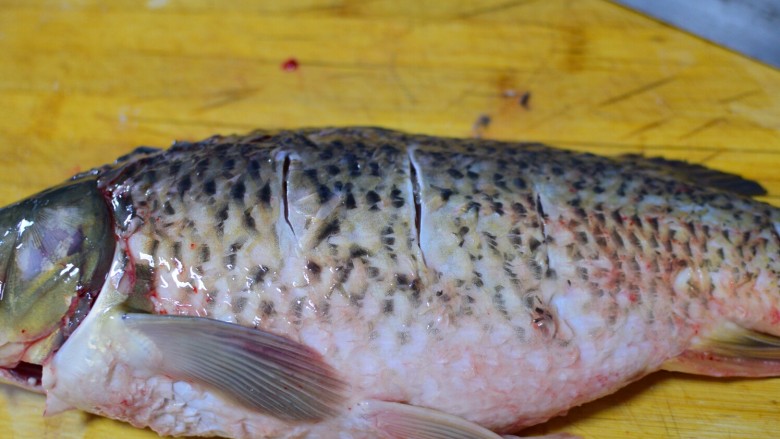 家常炖鱼,<a style='color:red;display:inline-block;' href='/shicai/ 375'>鲤鱼</a>去鳞,去内脏,去腮,洗净,身子反正面轻轻划两刀