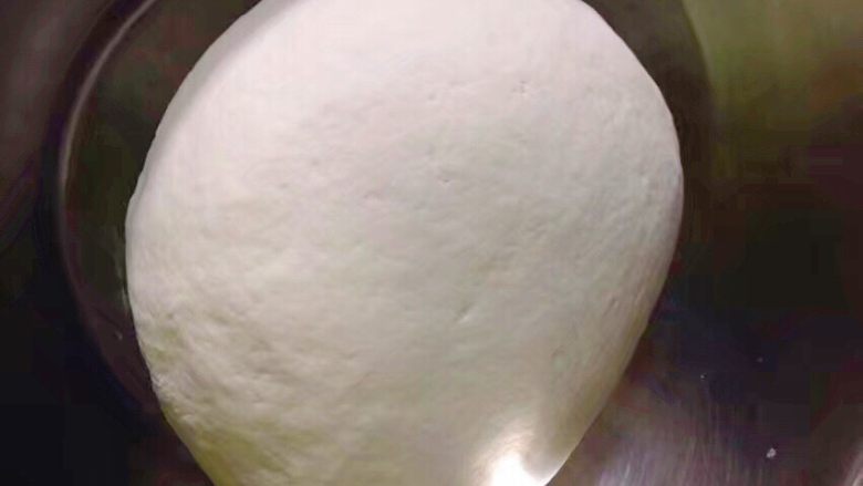 春饼,絮状面粉晾凉,揉成光滑面团,一边揉一边加入一点冷水,揉成柔软细腻的面团,面光,手光,盆光。醒面至少30分钟。