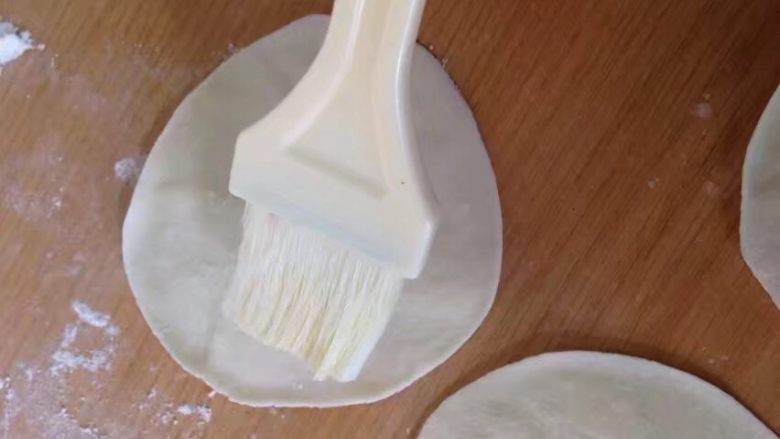 春饼,均匀刷上一层香油(或者食用油),此步骤很重要。