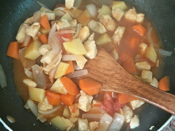 西红柿鸡肉焗饭,加盐、<a style='color:red;display:inline-block;' href='/shicai/ 756'>鸡精</a>调味,大火收汁,留一些底汁更好吃