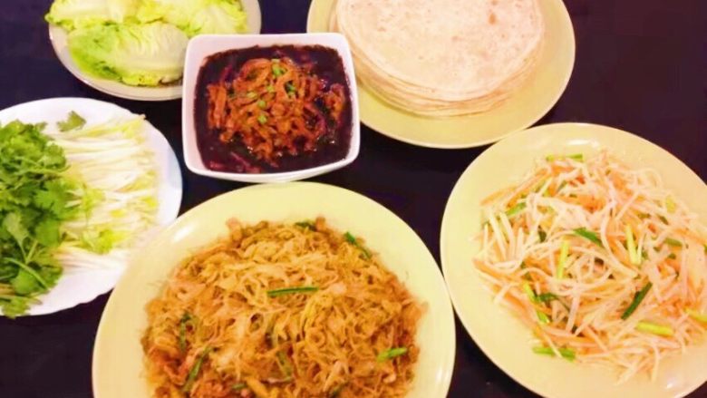 春饼,炒上几个菜,配上肉酱。