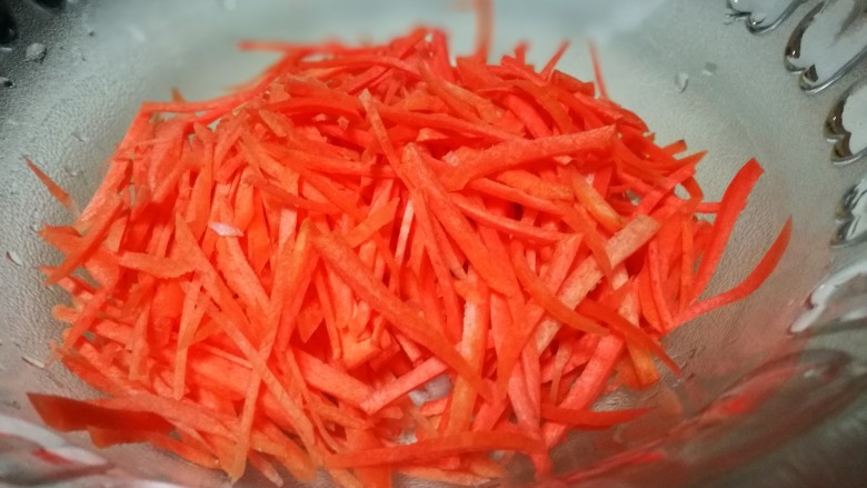 圆土豆~炸假虾,<a style='color:red;display:inline-block;' href='/shicai/ 25'>胡萝卜</a>去皮切细丝 放入大碗