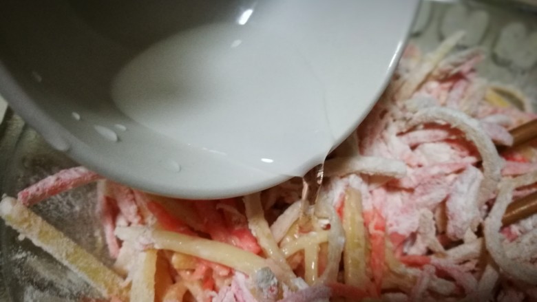 圆土豆~炸假虾,加入少许清水