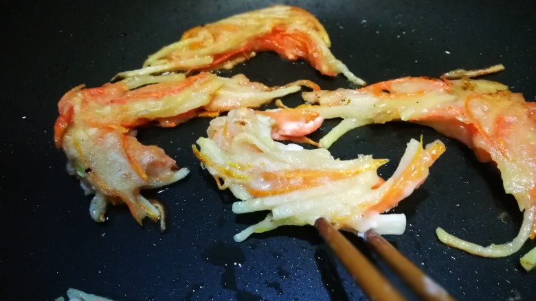 圆土豆~炸假虾,一面煎焦黄 翻面继续煎炸