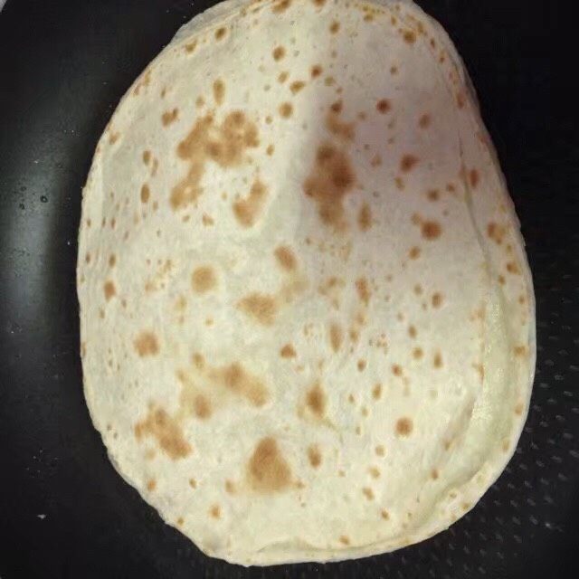 春饼,翻面后,两面都如图状态,就可以起锅了。