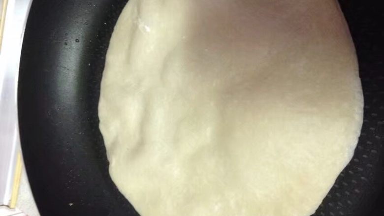 春饼,看饼上层开始起泡,就可以翻面了。(不熟练可以勤翻,就是要小心不要弄破薄饼)。
