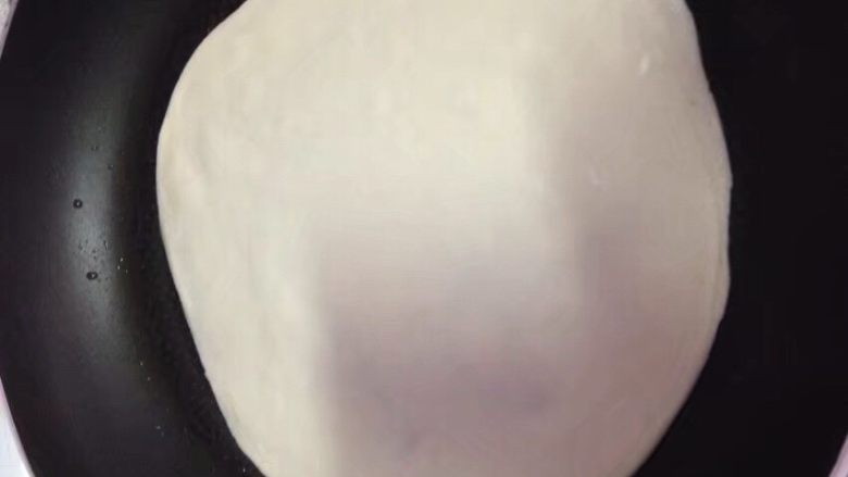 春饼,锅底抹油,小火,开始烙。