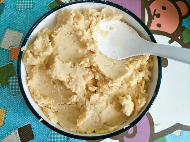 绿豆糕,蒸好的绿豆用勺子压成泥