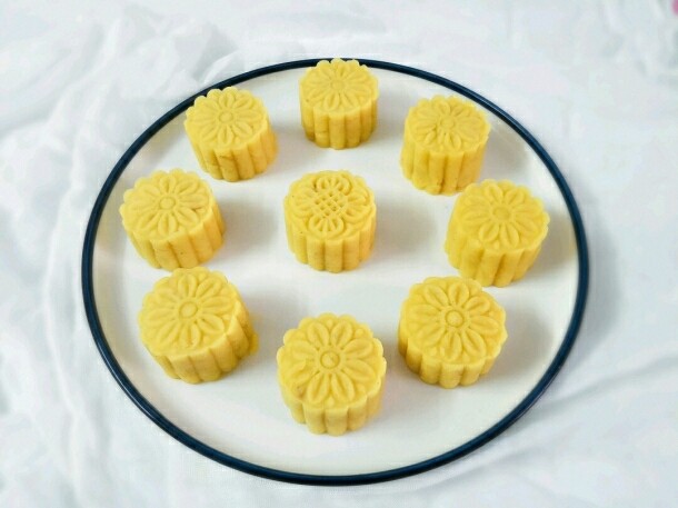 绿豆糕,分成50克一个，放入月饼模具压出花形就可以了