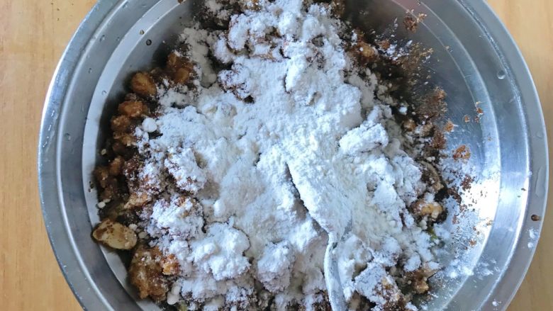 红糖伍仁馅糖三角,加干面粉的目的是糖融化后,有面粉束缚,不易溢出。