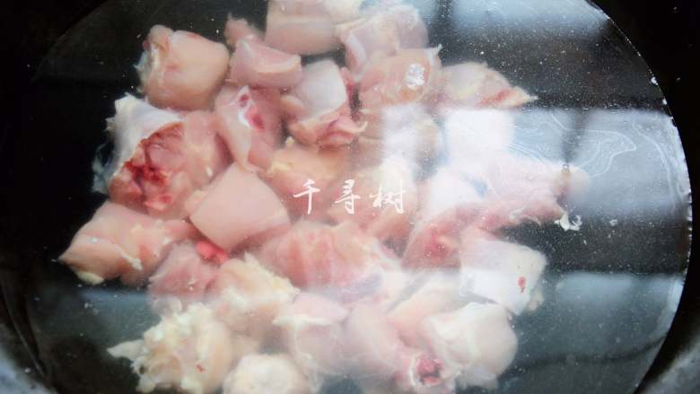 家常大盘鸡详细做法(微辣),在鸡肉炒制之前,我习惯焯下水,如果用的鸡肉是现宰杀的活鸡,焯水的步骤可以省略,小时候都是要决定吃鸡了,当场逮住一只鸡宰杀,鸡肉新鲜的不得了。在城市生活大多时候吃的都是冰鲜或是冷冻肉。