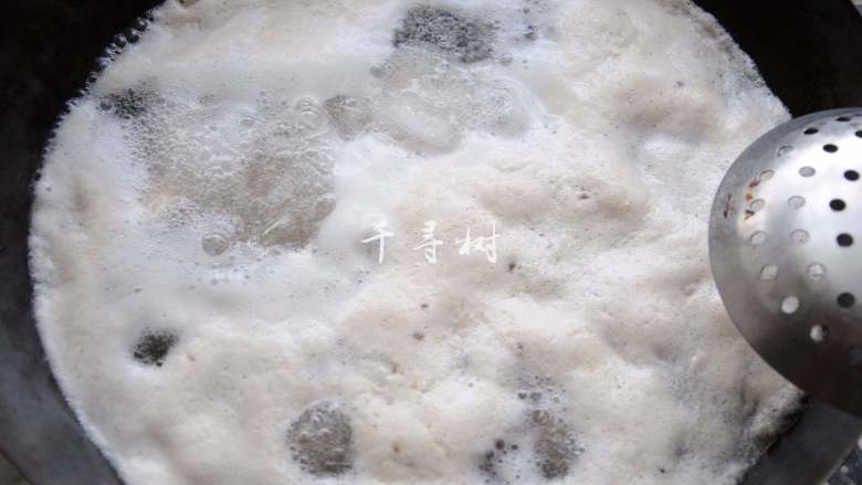 家常大盘鸡详细做法(微辣),如果是冷冻鸡肉的话务必要焯水,否则会有种说不出来的味道。我用的是冰鲜的鸡肉,焯水的时候还能有这么多的浮沫儿,不焯水直接炒的话这些浮沫就吃进肚子了。