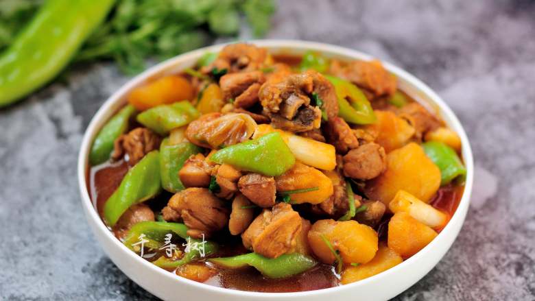 家常大盘鸡详细做法(微辣),如果能吃辣的话,炒鸡的时候一定要再放点干红辣椒进去。不仅口味更棒,成品的颜色搭配也会更加丰富。