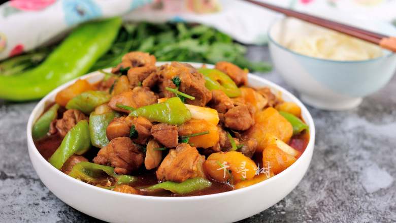 家常大盘鸡详细做法(微辣),常见的原料和调料,家常的香料也可以让你在家人面前小露一手呢。