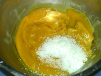 芒果椰蓉冰皮月饼,加入2大勺<a style='color:red;display:inline-block;' href='/shicai/ 630'>椰蓉</a>,搅拌均匀