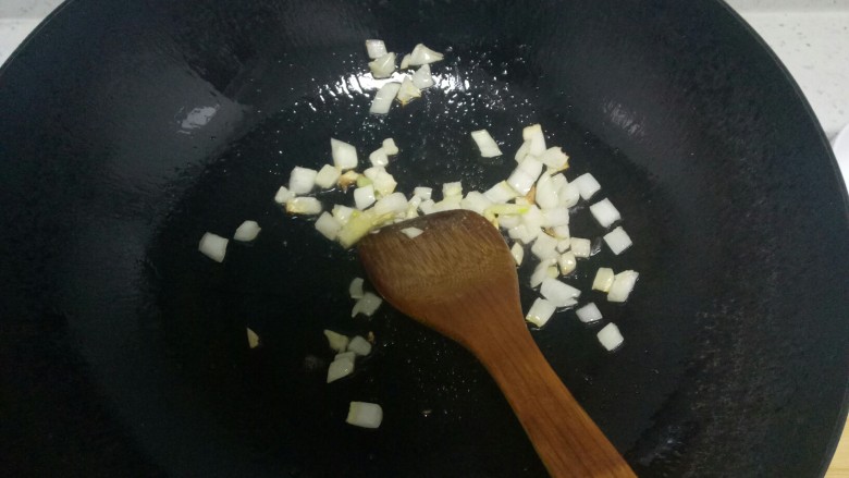 黄金炒米,锅中放入适量油,放入葱花小火炒香。