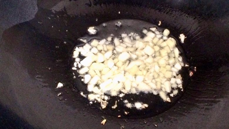 蚝油双椒手撕杏鲍菇,锅内放适量油,蒜末爆香