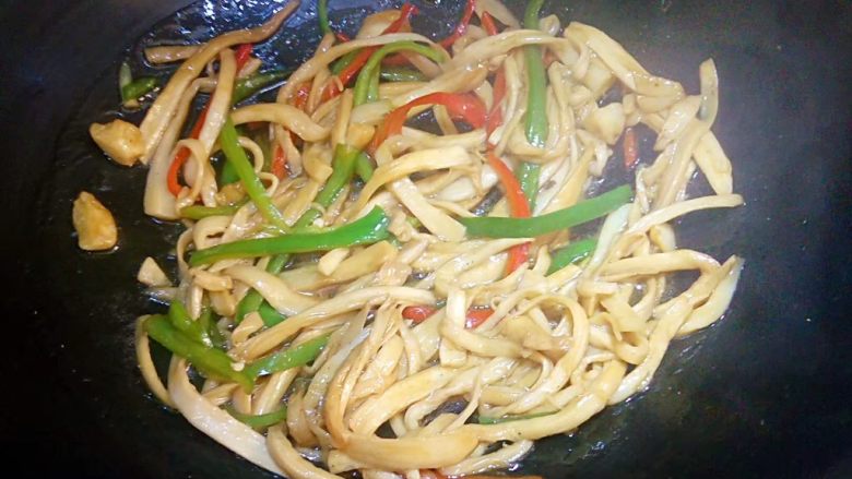 蚝油双椒手撕杏鲍菇,放好调味料,翻炒均匀,即可关火盛出