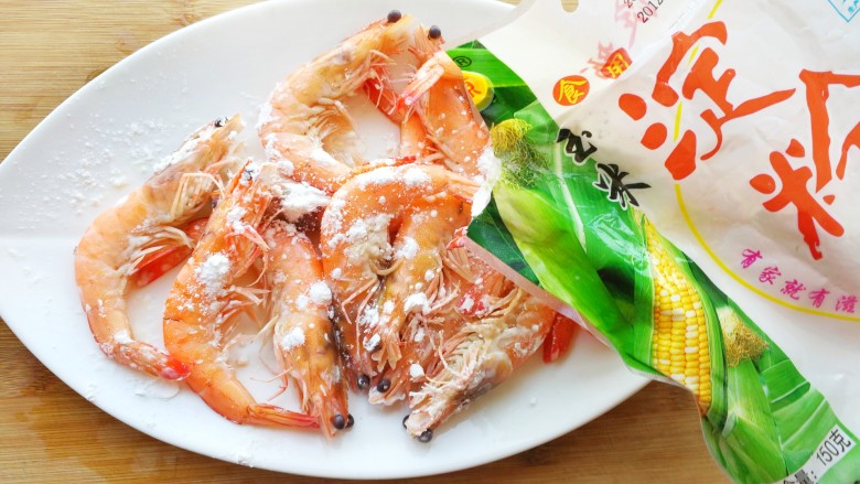 中西结合的黄油香煎孜然大虾,放入适量的<a style='color:red;display:inline-block;' href='/shicai/ 512'>玉米淀粉</a>,拌匀备用,