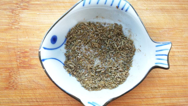 中西结合的黄油香煎孜然大虾,搅拌均匀,备用,