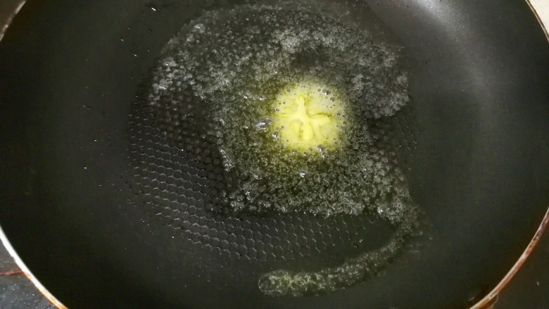 中西结合的黄油香煎孜然大虾,放入平底锅,小火加热融化,