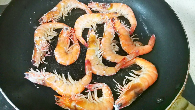 中西结合的黄油香煎孜然大虾,放入腌制好的大虾,继续小火煎至一分钟,