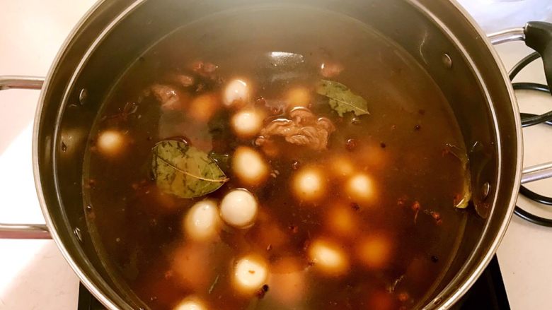 鹌鹑蛋烧排骨,加入热水,水量没过食材,大火烧开后小火慢烧50分钟