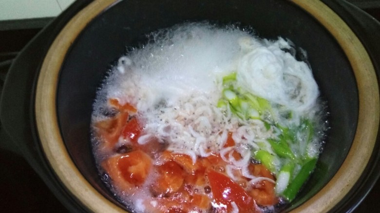 荷包蛋西红柿虾皮汤,放入<a style='color:red;display:inline-block;' href='/shicai/ 288'>虾皮</a>，放入适量盐，大火烧开即可关火