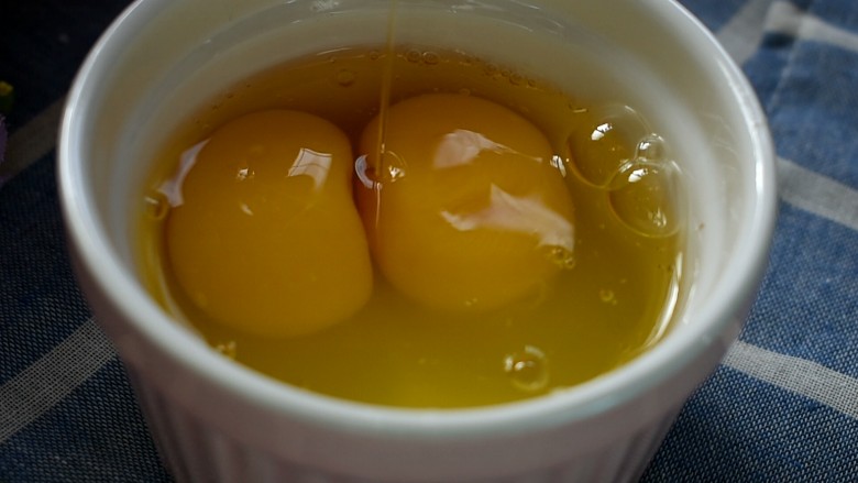 玩偶泡芙,<a style='color:red;display:inline-block;' href='/shicai/ 9'>鸡蛋</a>磕入碗中