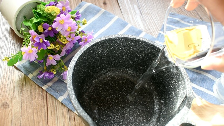 玩偶泡芙,锅中倒入清水