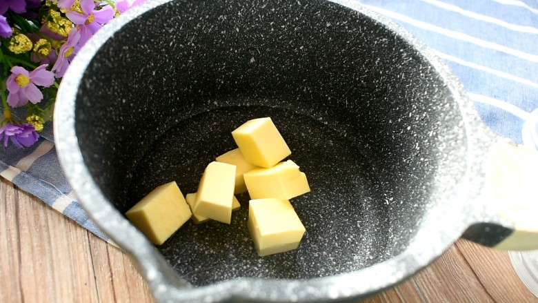 玩偶泡芙,再把<a style='color:red;display:inline-block;' href='/shicai/ 887'>黄油</a>也倒进去