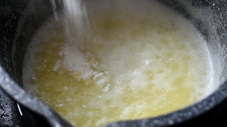 玩偶泡芙,所有食材混为一体之后，倒入<a style='color:red;display:inline-block;' href='/shicai/ 548'>低筋面粉</a>