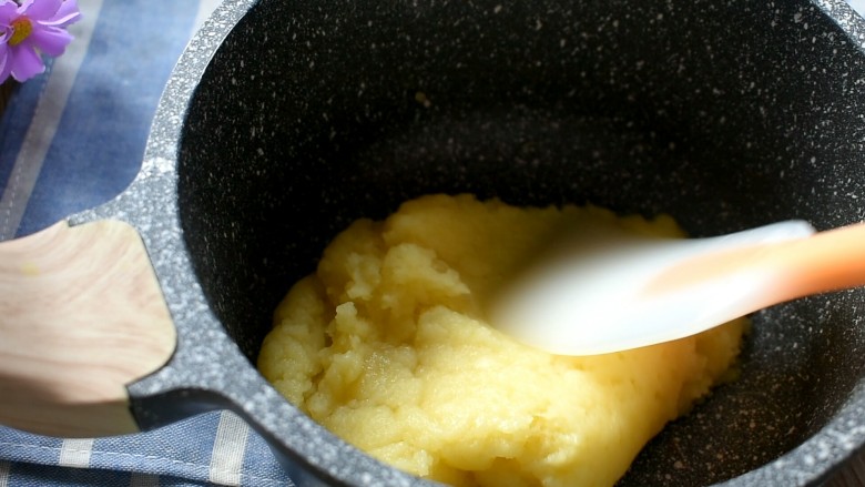 玩偶泡芙,用刮刀将它们翻拌均匀，然后开小火，不停翻拌，直至糊化