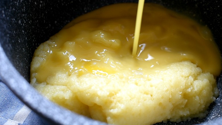 玩偶泡芙,然后分三次加入蛋液