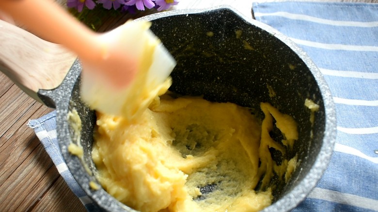 玩偶泡芙,每加入一次之后，都要翻拌均匀，使蛋液跟面糊充分混合