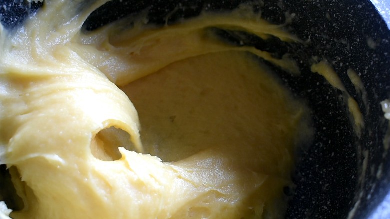 玩偶泡芙,然后翻拌均匀，直至最后面糊用刮刀提起，能出现倒三角形状即可