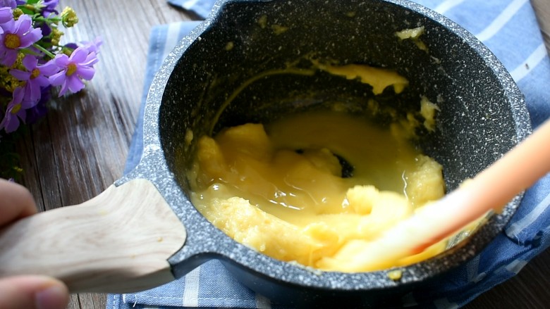 玩偶泡芙,然后再一次加入蛋液