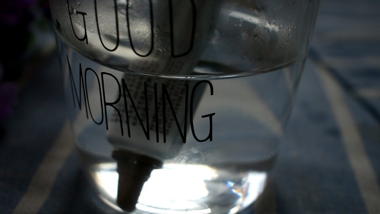 玩偶泡芙,将巧克力笔放入热水中